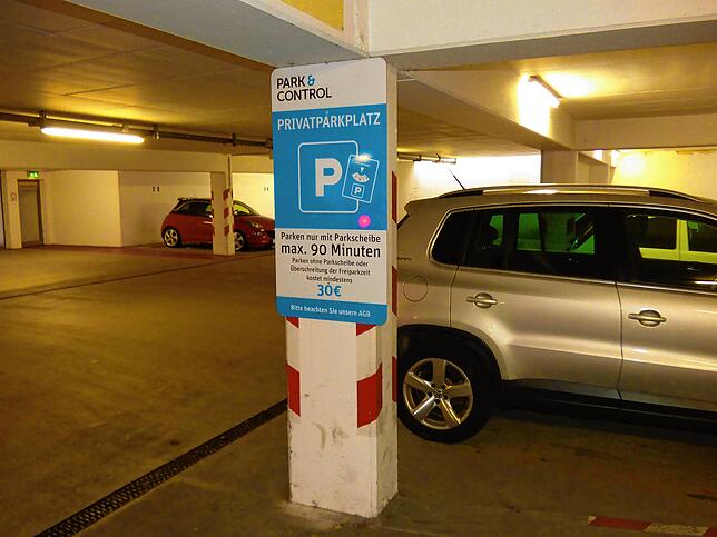 In der Parkgarage unterhalb des Einkaufszentrums Proma gibt es 40 Edeka-Parkplätze. Auch für die gilt die Parkraumbewirtschaftung.