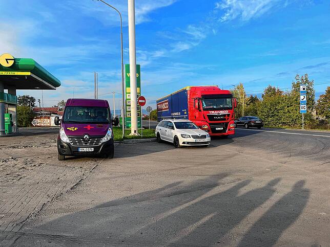 Immer wieder müssen die Fahrzeuge betankt werden. Zeit für eine Pause, den Gang zur Toilette und ein Getränk.