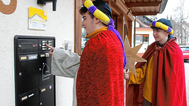 Die werden von den Leuten meist gut empfangen: Die Sternsinger Connor (links) und Kian Hagenbucher bei ihrem Einsatz für notleidende ...