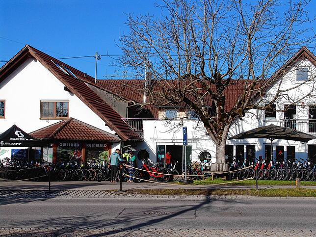 Den ersten und hoffentlich auch letzten Wildschweinbesuch im Fahrradgeschäft Zweirad Reinwald werden die Mitarbeiter so schnell nicht ...