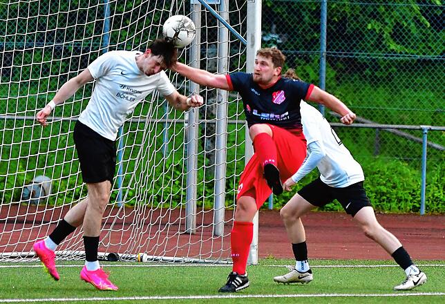 Aufgepasst: Kian Andree (links) ist beim 1:0-Sieg der SG FC Wehr/Brennet mit dem Kopf vor dem einschussbereiten Schönauer Stürmer Lukas ...