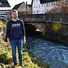 Haupamtsleiter Daniel Schweizer vor der sanierungsbedürftigen Brücke in der Hinterdorfstraße. Neben dieser Brücke sollen auch Probleme ...