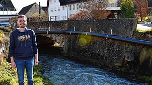 Haupamtsleiter Daniel Schweizer vor der sanierungsbedürftigen Brücke in der Hinterdorfstraße. Neben dieser Brücke sollen auch Probleme ...