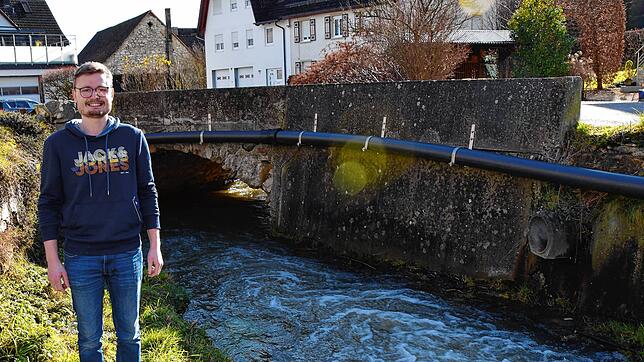 Haupamtsleiter Daniel Schweizer vor der sanierungsbedürftigen Brücke in der Hinterdorfstraße. Neben dieser Brücke sollen auch Probleme ...