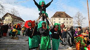 Die Hexen sind immer für einen Spaß oder eine akrobatische Nummer, wie hier beim großen Umzug am Sonntag, zu haben. Mit diesem Höhepunkt ...