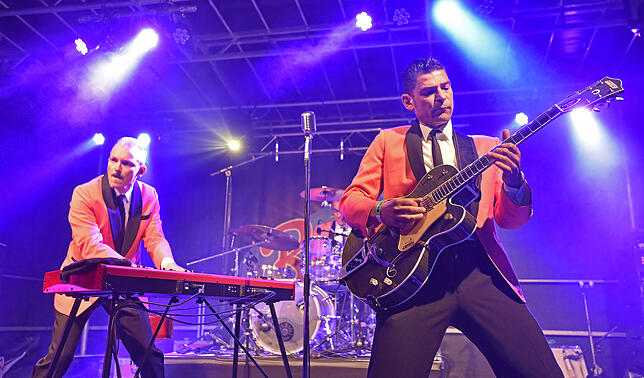 „Billy Bob & the Buzzers“ sorgen mit Rock‘n‘Roll für ordentlich Stimmung. Hier „Billy Bob Lewis“ ...