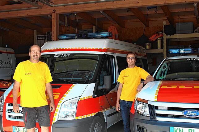 Michael Koch (links) und Florian Hoyer vor der Garage mit den Rettungsfahrzeugen. Die Wasserrettung auf weiten Teilen des Bodensees ist ...