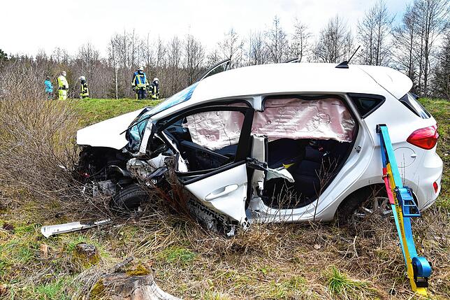 Das zweite Fahrzeug, ein Ford Fiesta, rutschte durch den Zusammenstoß in den Straßengraben.