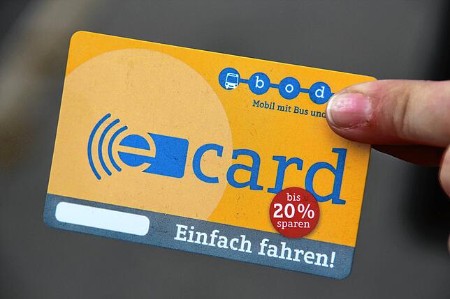 Mit der e-Card können Fahrgäste seit Ende 2018 im Bodo-Verbundgebiet Bus und Bahn fahren, ohne Geld oder eine Geldkarte in der Tasche ...