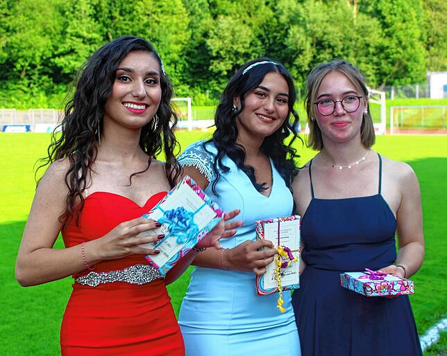 Emily Yalmann, Sara Gharib und Laura Hangleiter freuen sich über ihren Preis.