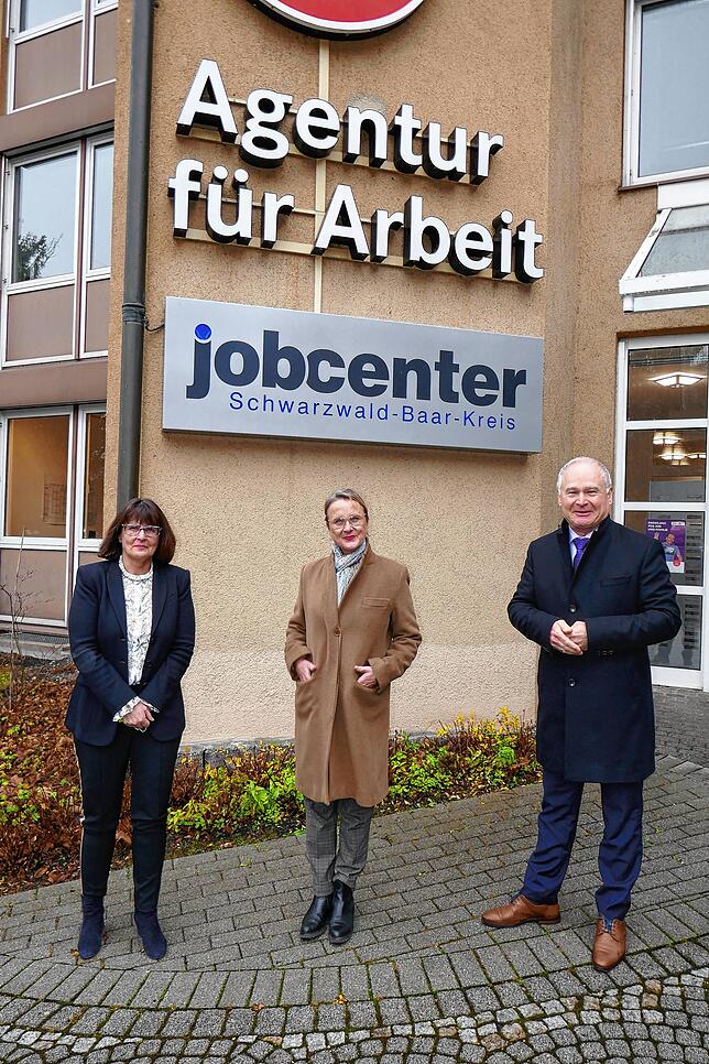 Sylvia Scholz von der Agentur für Arbeit, Birgit Hakenjos und Werner Rottler ziehen eine erste Bilanz zum Ausbildungsjahr 2020/2021.