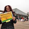 Anja Keller, Ortsvorsteherin von Tannheim, ist beim Protest vor der Tonhalle dabei.