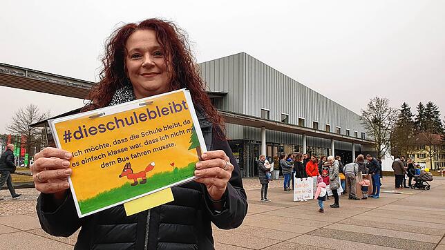 Anja Keller, Ortsvorsteherin von Tannheim, ist beim Protest vor der Tonhalle dabei.