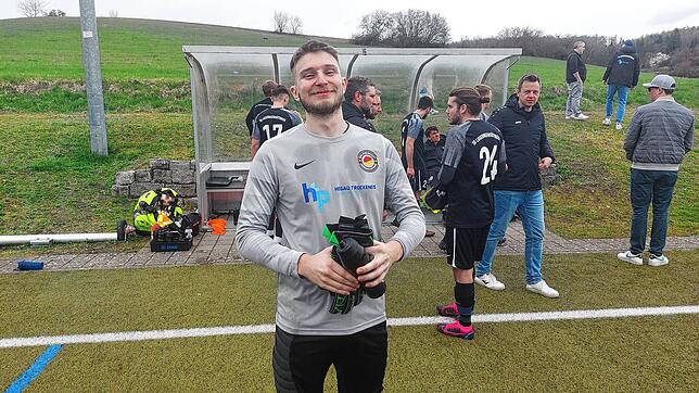 Hatte nach dem 5:1-Erfolg in Dettingen gut lachen: Julian Beisch, der überragende Torhüter der SG Liggeringen/Güttingen.