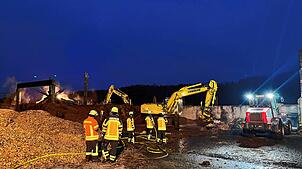 Brand einer Scheune in Bernau am Donnerstag: Um 20.30 Uhr wird Material abtransportiert und gelöscht. Bild: Lina Boegel