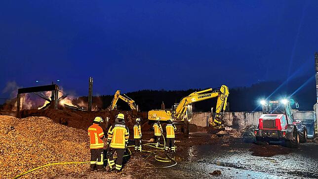 Brand einer Scheune in Bernau am Donnerstag: Um 20.30 Uhr wird Material abtransportiert und gelöscht. Bild: Lina Boegel