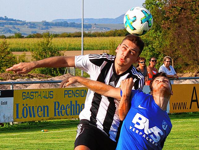 Kampfgeist: An Abwehrspieler Luigi „Gino“ Lentisco kam schon im August 2017 Stürmer Angelo Armenio, damals beim SV 08 Laufenburg und ...