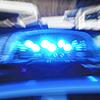 Blaulicht auf einem Polizeiauto (Symbolbild). Vor zwei Jahren hat die Kriminalpolizei Basel im Fall der Tötung eines Taxifahrers einen ...