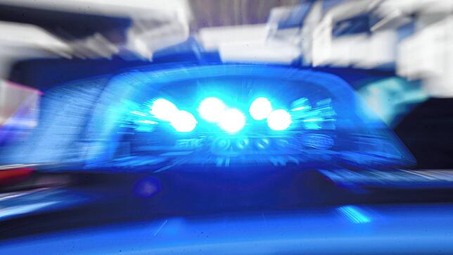 Blaulicht auf einem Polizeiauto (Symbolbild). Vor zwei Jahren hat die Kriminalpolizei Basel im Fall der Tötung eines Taxifahrers einen ...