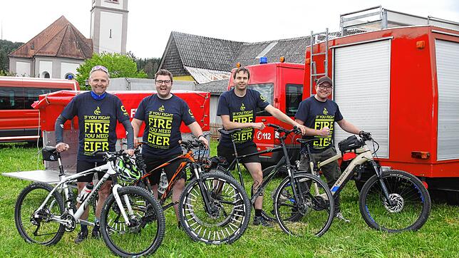 Viel Spaß beim Jubiläum: Ralf Grässer, Sven Knecht, Markus Gnädig und Tobias Müller aus Bohlingen freuen sich sehr, dass ihre Abteilung ...