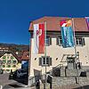 Die Dauerbeflaggung vor dem Rathaus ist in Kritik geraten. Es ist vor allem die Regenbogenflagge, an der sich mach einer stört.