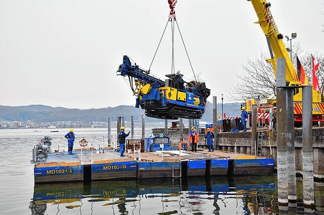 Bild 26: Bilder vom Zusammenbau einer Bohrplattform im Bodmaner Hafen