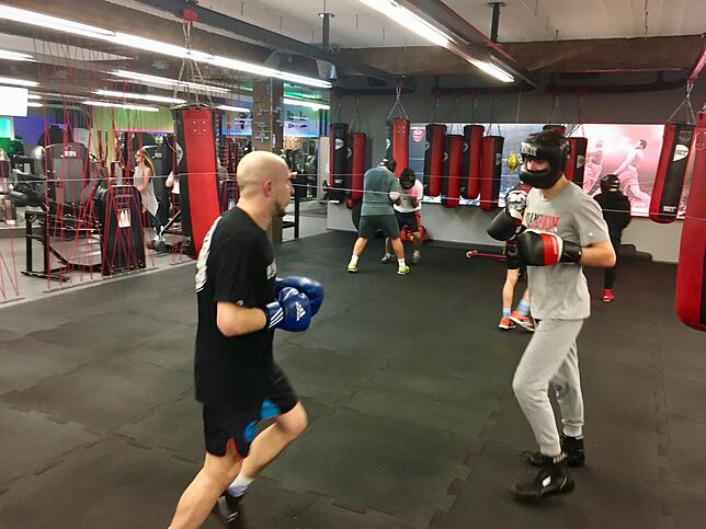 Beim Sparring werden bestimmte Bewegungsabläufe und Schlagtechniken mit einem Partner trainiert.