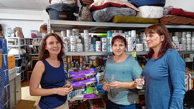 Thea Schellhammer, Sandra Schmid und Sylvia Jugert (von links) führen am Tag der offenen Tür die Besucher durch das Lager.