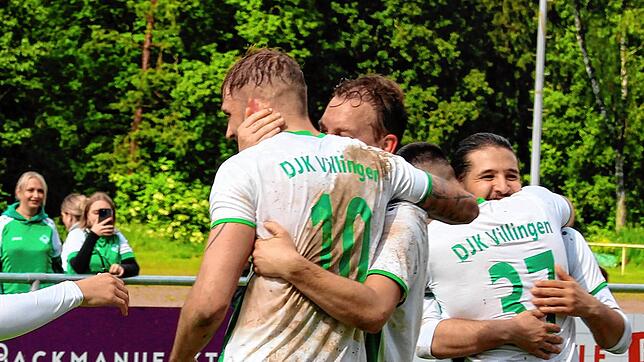 Glücklich und erschöpft lagen sich die Villinger Spieler nach der vorzeitigen Meisterschaft in den Armen.