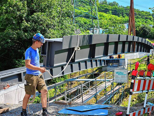Bild 14: Die neue Brücke über die Schlücht ist da! Das sind die Bilder vom Aufbau