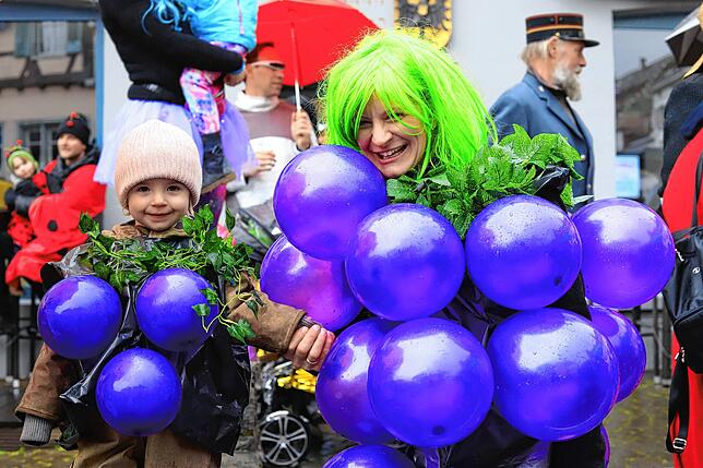 Bild 40: Überlingen am Schmotzigen Donnerstag: Bunte Bilder vom Kindergarten-Zug in der Altstadt