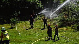 Einen fiktiven Buschbrand bekämpfen die Nachwuchsleute der Feuerwehr. Dabei führt der Gremmelsbach nur wenig, das wichtige nasse wird ...