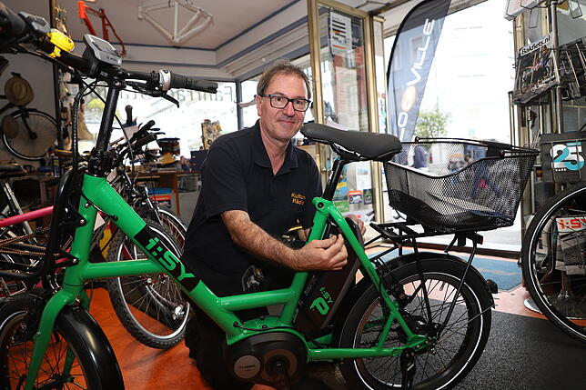 Ralf Seuffert in seinem Fahrradladen am Bahnhof. Er empfiehlt, bei Elektro-Rädern auch den Akku mitzunehmen, wenn es abgestellt wird.
