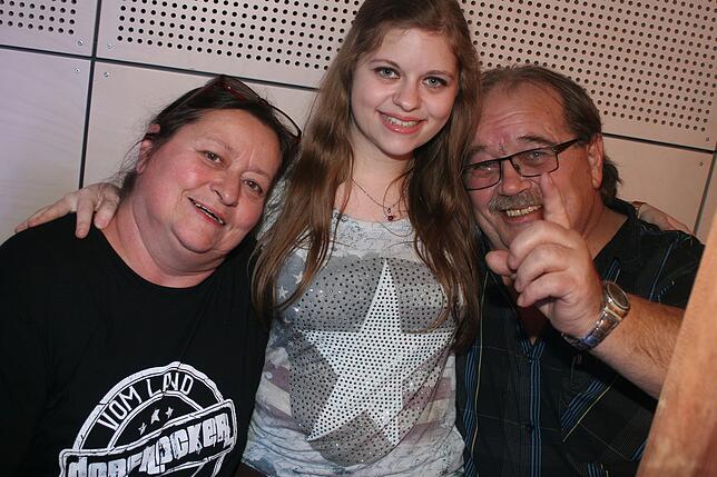Bild 9: Volles Haus bei der Nikolausparty in Rietheim-Weilheim mit den Dorfrockern &ndash; die Bilder