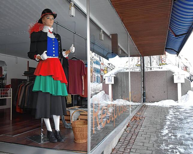 Die ersten Schaufenster sind schon mit Puppen, die Häser der Narrengliederungen tragen, geschmückt. Hier: eine Marketenderin.