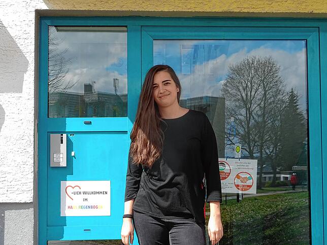 Yasmina Zahn vor dem Eingang des „Haus Regenbogen.“ Die Schicksale ihrer Schützlinge kann sie nie ganz abstreifen. ...