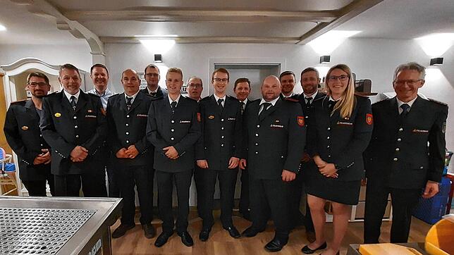 Veränderungen bei der Freiwilligen Feuerwehr Kreenheinstetten (von links): Andreas Löffler, Oliver Müller, Bürgermeister Stephan ...