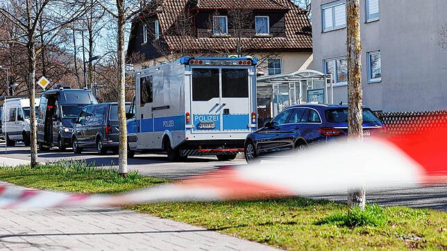 Bei einer Durchsuchung im Reichsbürger-Milieu ist in Reutlingen ein Beamter eines Spezialeinsatzkommandos angeschossen worden.