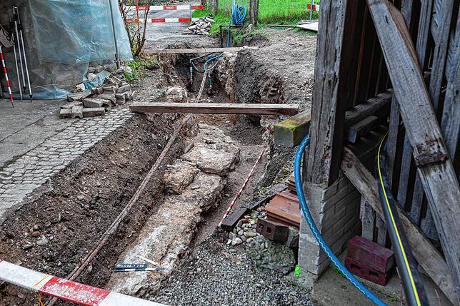 Unmittelbar unter dem heutigen Zufahrtsweg liegen die spätrömischen Mauern im Südosten des Areals, hier vom Werkleitungsgraben ...