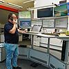 Alles im Blick: Wenn Christian Scheuble in der Notrufzentrale das Telefon bedient, kann er auf insgesamt sieben Monitoren die Lage ...