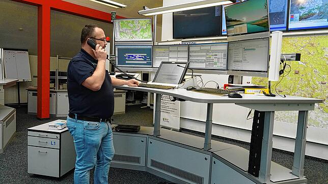 Alles im Blick: Wenn Christian Scheuble in der Notrufzentrale das Telefon bedient, kann er auf insgesamt sieben Monitoren die Lage ...