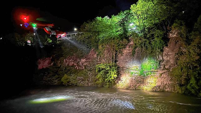 Die Kantonspolizei leuchtet das Ufer der Limmat aus – auf der Suche nach einem Mann (27), der in den Fluss gefallen ist. Stunden später ...
