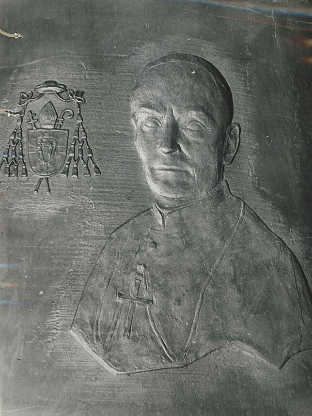 Das Portrait von Wendelin Rauch, des Erzbischofs der Erzdiözese Freiburg, auf der Wendelinusglocke im Nordturm des Fridolinsmünsters in ...