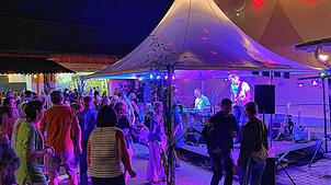 Livemusik, Cocktails und eine erlesene Speisekarte erwarten die Gäste bei der karibischen Nacht während des Dorffestes in ...