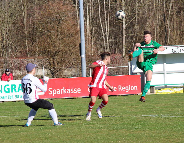 Uhldingens Torwart kommt heraus, doch Bader lupft den Ball in Richtung Tor.