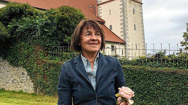 Die ehemalige Pfarrgemeinderätin Angelika Weber wurde für 30 Jahre Einsatz mit einem Präsent belohnt.