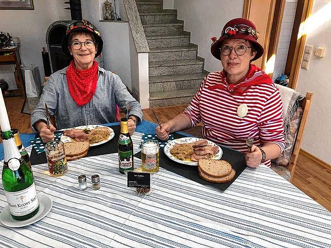 Claudia Gnirs und Hanni Witt essen zuhause, da es den Laufnarrenmarkt vor Ort dieses Jahr nicht gibt.