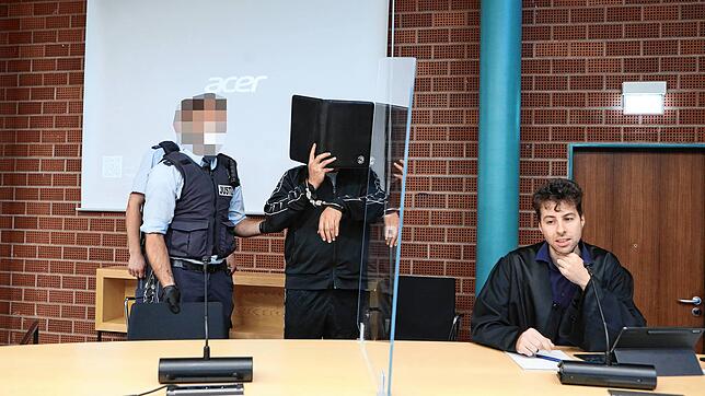 Teppichhändler-Prozess: Der Angeklagte Christian A. mit seinem Anwalt Jonas Geiger.