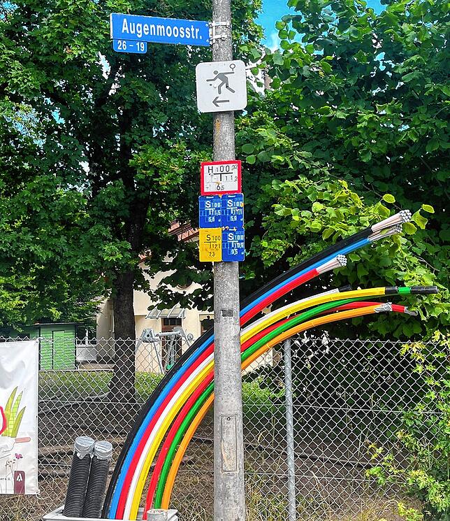 Einem Regenbogen gleich kommen hier die Glasfaserkabel aus einem Kabelschacht. Das kleine Männchen drüber ist allerdings nicht auf der ...