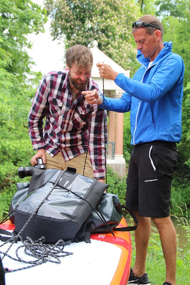 Bild 5: Stand-Up-Paddler macht sich zu Fuß auf den Weg